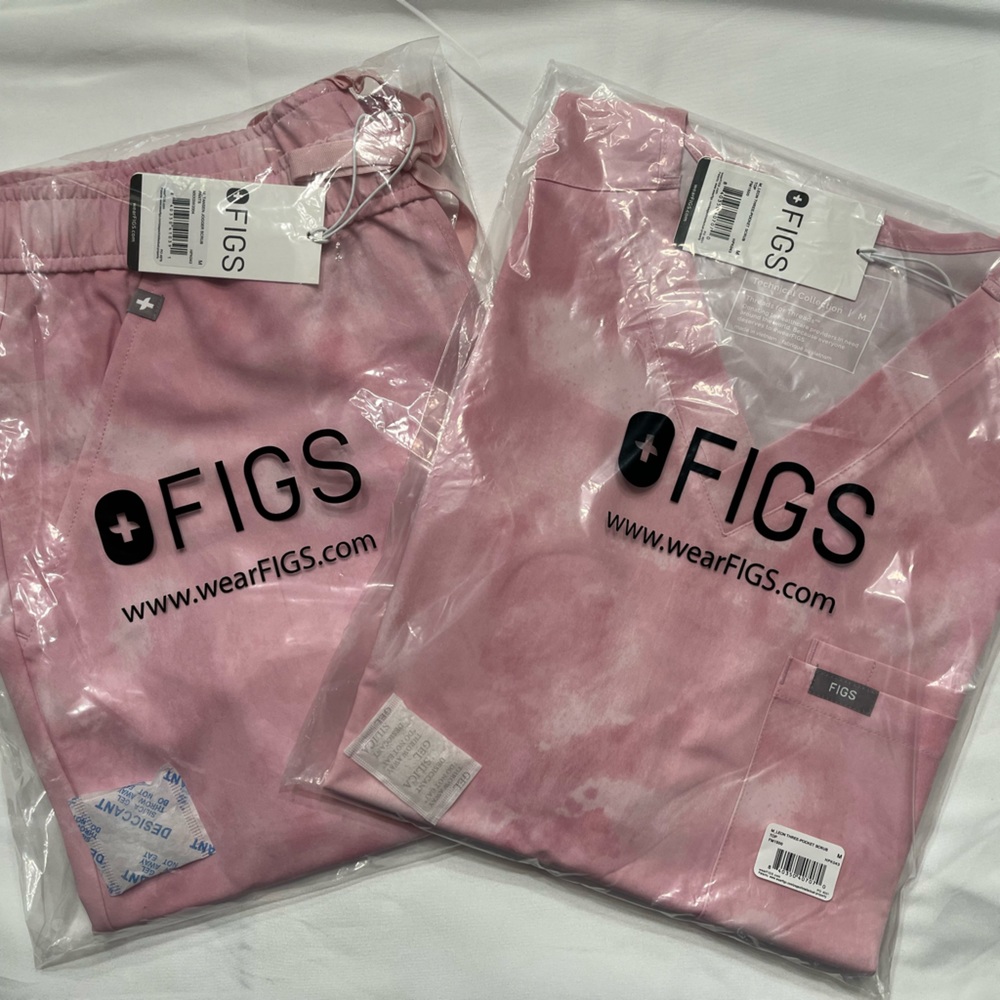 Mens Figs Scrub top and joggers; size medium; color Marbeled Rose